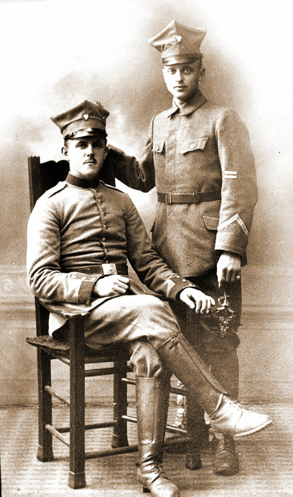 Kazimierz Zieliński w polskim mundurze (siedzi)