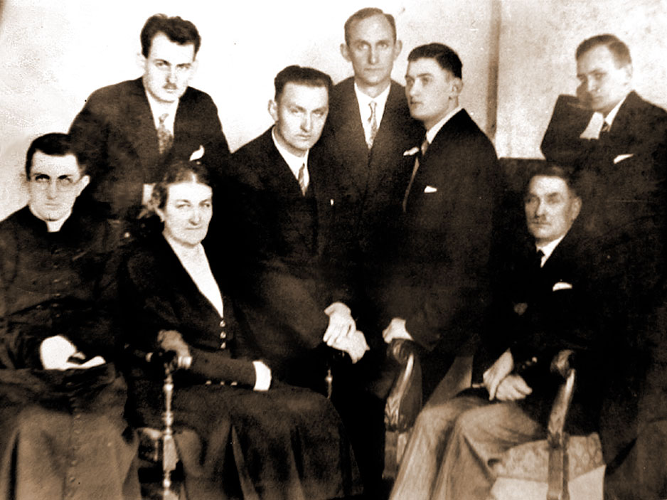 Kornel Witaszek (pierwszy z lewej) w otoczeniu rodziny
