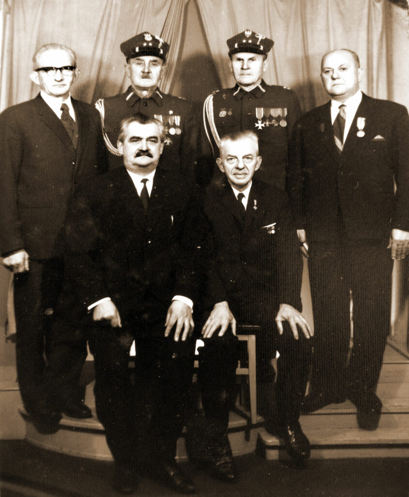 Zarząd Koła ZBoWiD Miłosław (27.12.1973 r.) stoją od lewej: Kazimierz Orzechowski, Józef Madaj, Marian Chełmikowski, Antoni Kolecki, siedzą od lewej: Jan Suchorski oraz Czesław Robaszewski