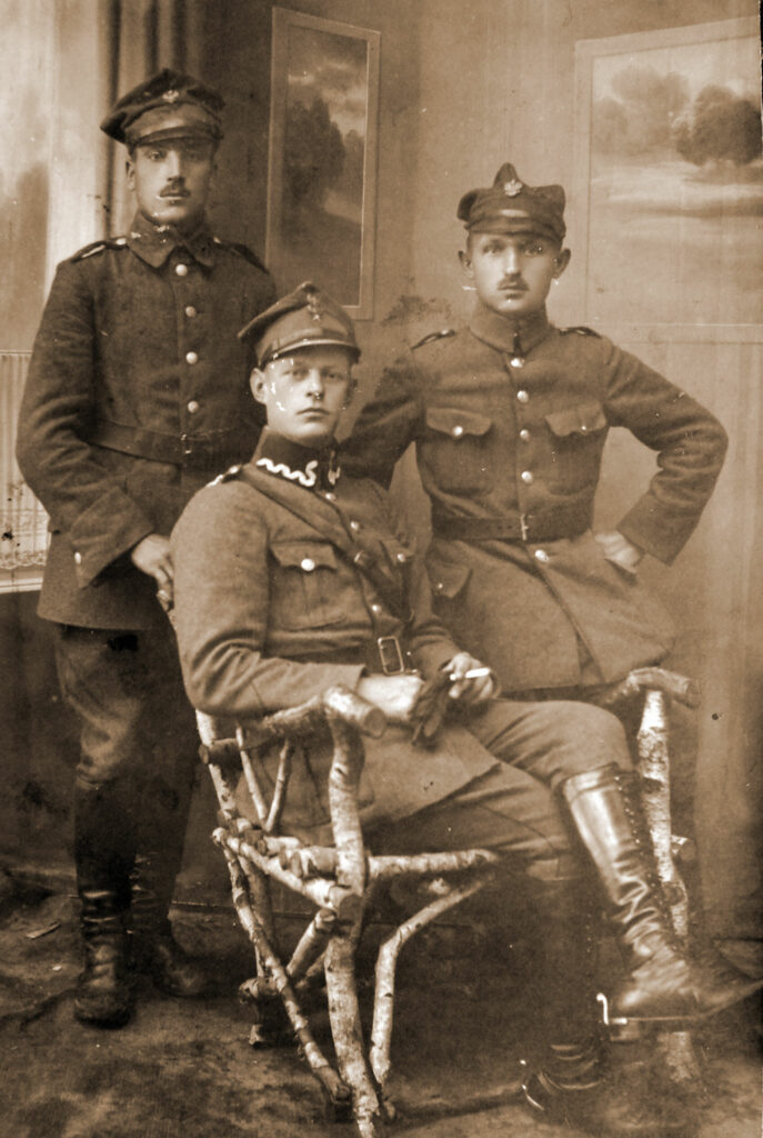 Franciszek Kęsy (stoi pierwszy od lewej)
(zdjęcie udostępnił Remigiusz Maćkowiak)