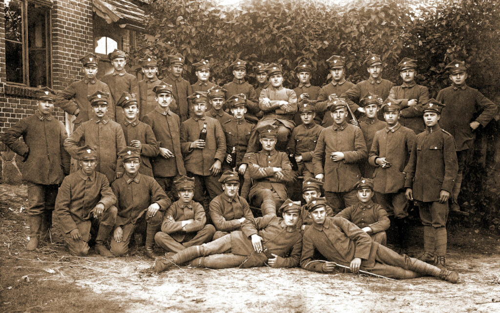 Leon Urbaniak ze swoim odziałem na froncie wojny polsko-bolszewickiej (siedzi 4 od lewej)
(zdjęcie udostępnił Tomasz Sypniewski)