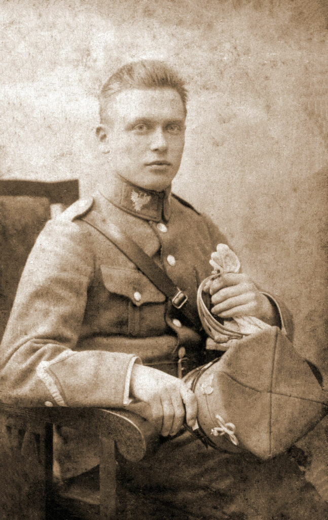 Aleksander Tomaszewski w mundurze podporucznika Armii Wielkopolskiej (Toruński Pułk Strzelców) ok 1919/1920 r.  (zdjęcie udostępnił Adam Stanisław Kaczmarek)