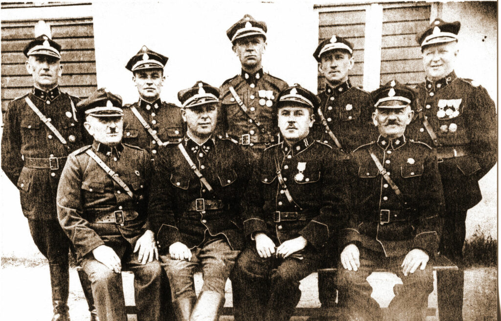 Ochotnicza Straż Pożarna we Wrześni. Antoni Zamysłowski siedzi trzeci od lewej.
(zdjęcie udostępnił Remigiusz Maćkowiak)
