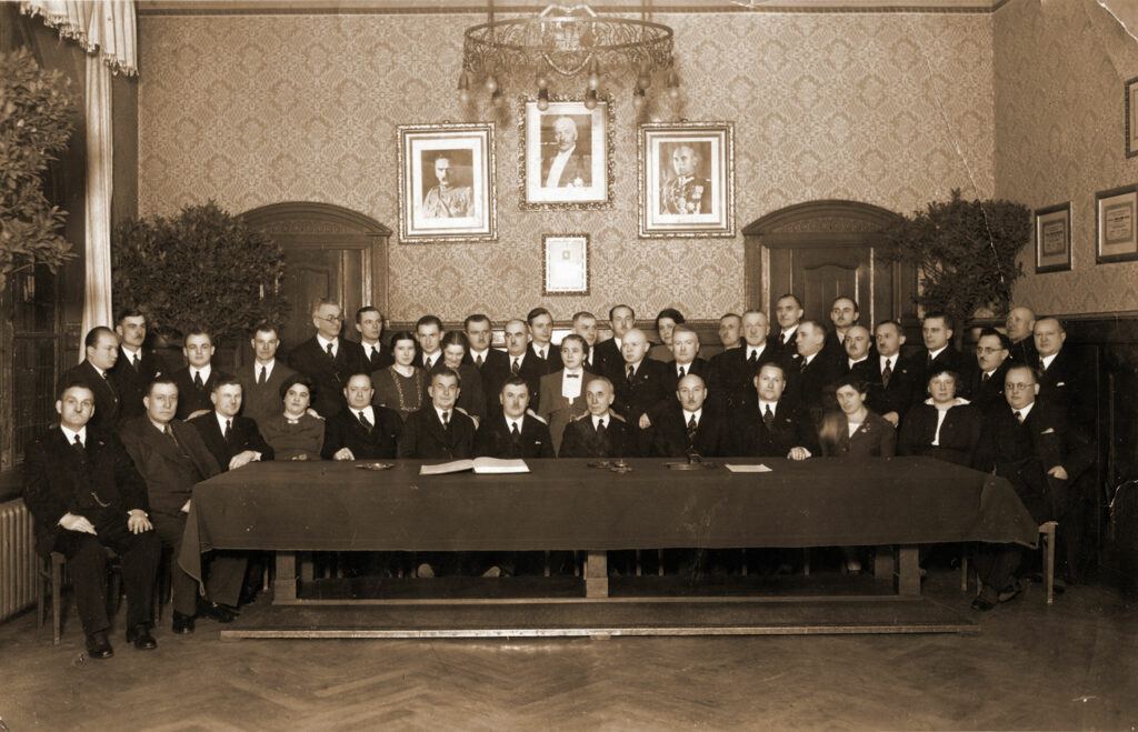 Pożegnanie Starosty Kowalewskiego. Antoni Zamysłowski siedzi siódmy od lewej.
(zdjęcie udostępnił Remigiusz Maćkowiak)
