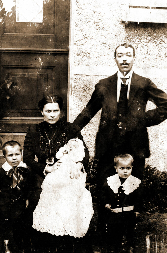 Franciszek Krenz z żoną Stanisławą i dziećmi
(zdjęcie udostępnił Remigiusz Maćkowiak)