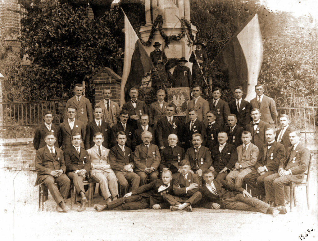 Na zdjęciu Jan Czyżykowski stoi drugi od lewej w drugim rzędzie stojących osób