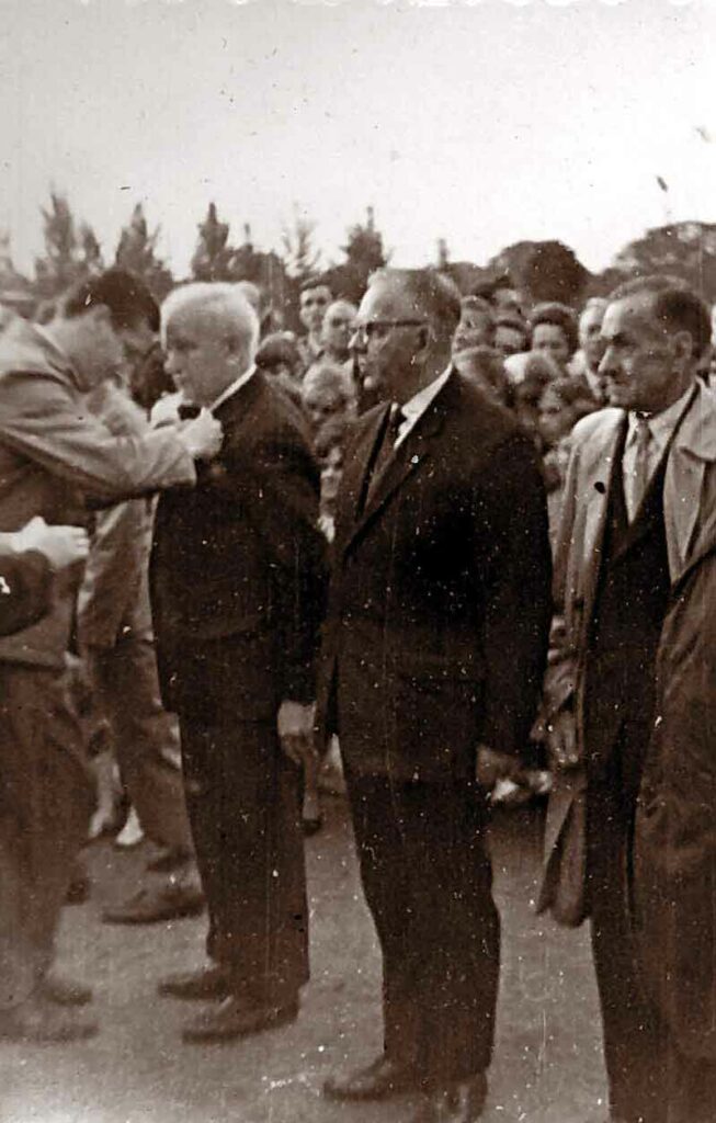 01-02.06.1968 - 50 lecie wrzesińskiego harcerstwa - honorowe odznaki Ruchu Przyjaciół Harcerstwa otrzymują (od lewej): Ignacy Pera, Władysław Sławski, Józef Bogaczyk, dekoruje z-ca komendanta chorągwi Bogdan Siciarz