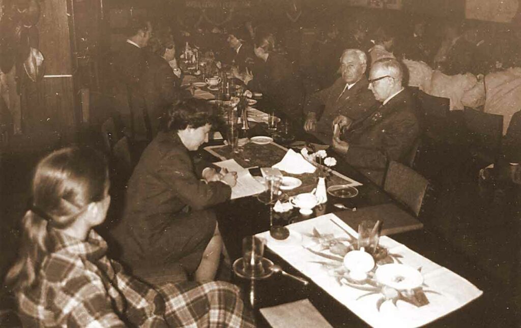 25.10.1980 - VII Konferencja Sprawozdawczo-Wyborcza Hufca ZHP we Wrześni - w głębi weterani Władysław Sławski i Czesław Schoen