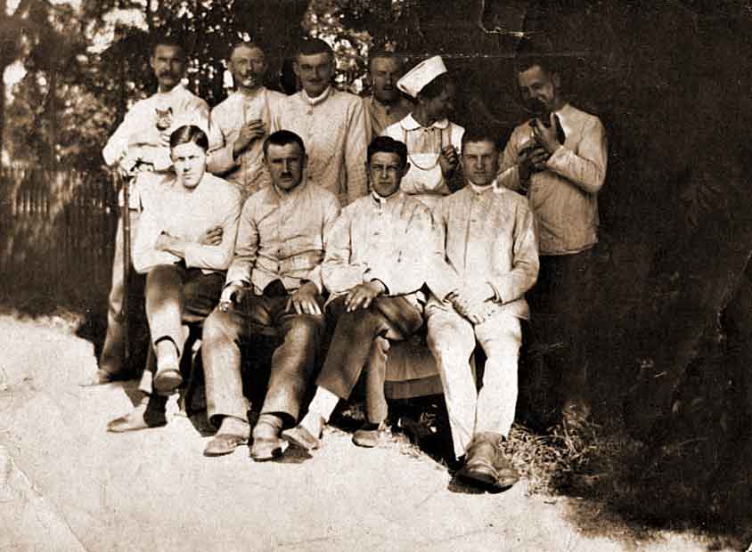 Stanisław Gabała siedzi drugi od lewej (zdjęcie pochodzi ze strony http://historia.orzechowo.org/index.php/historia/powstanie-wielkopolskie/powstancy-wielkopolscy-z-orzechowa/)
