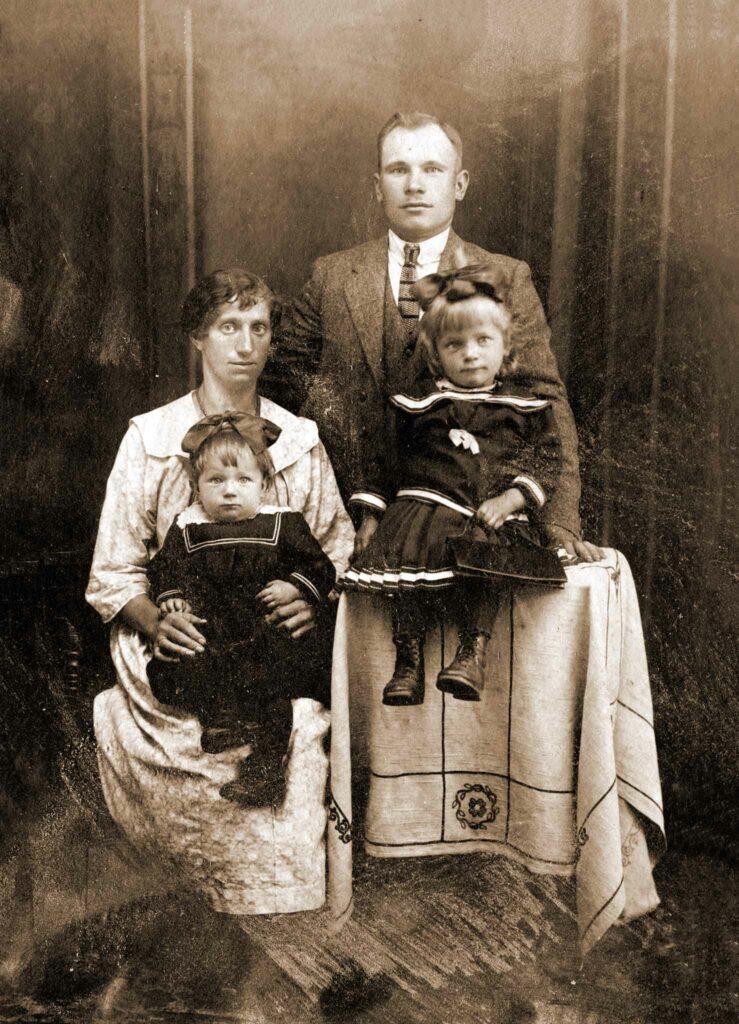 Stanisław Błaszak z żoną i dziećmi (zdjęcie udostępnił Remigiusz Maćkowiak)