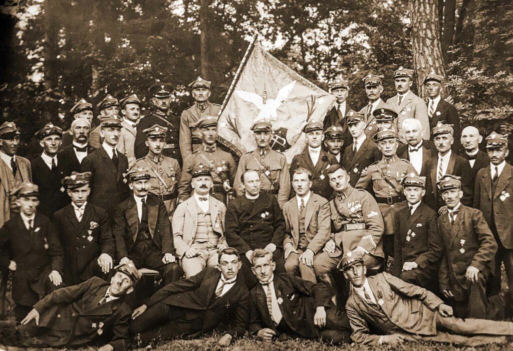 Antoni Monarcha - zdjęcie z okazji ufundowania sztandaru dla Towarzystwa Powstańców i Wojaków w Kostzrynie w 1926 roku (klęczy pierwszy od prawej) (zdjęcie udostępnił Jakub Łabędzki)