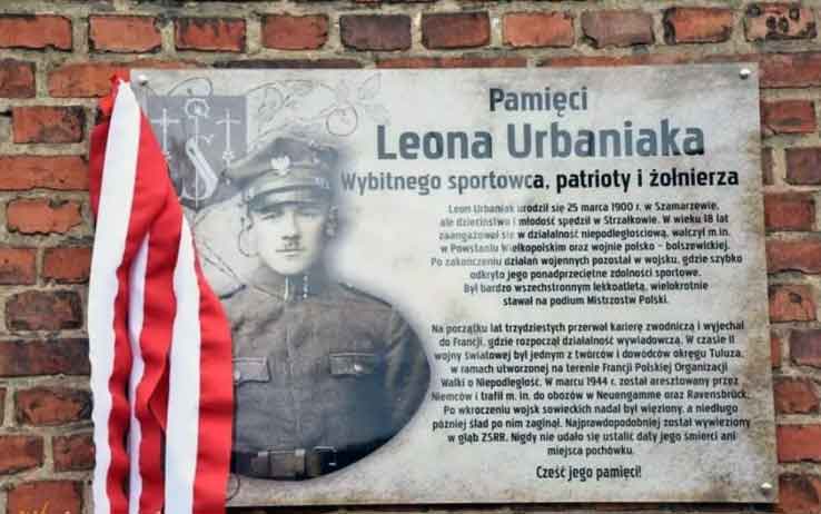 Leon Urbaniak - tablica na budynku szkoły w Strzałkowie