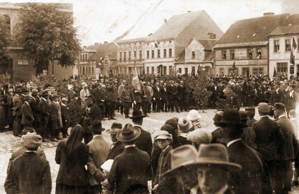 Poświęcenie sztandaru Towarzystwa Powstańców i Wojaków w Jutrosinie 3.07.1927 r. Grupę prowadzi Marcin Lisiak (zdjęcie udostępniła Hanna Lisiak-Góźdź)