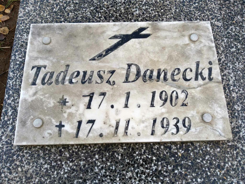 Tadeusz Danecki - tablica pamiątkowa na  cmentarzu komunalnym we Wrześni (ciało nigdy nie zostało odnalezione, a miejsce prawdziwego pochówku nie jest znane - możliwe, że szczątki spoczywają na starym cmentarzu we wspólnej mogile niezidentyfikowanych ofiar II WŚ) - zdjęcie udostępnił Jan Szalaty