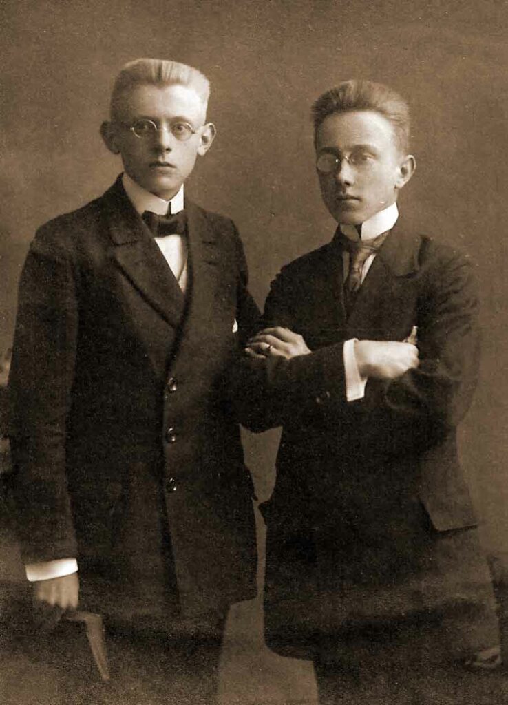 zdjęcie Tadeusza Daneckiego (stoi po lewej) z czerwca 1918 r. (zdjęcie udostępnił Jan Szalaty)