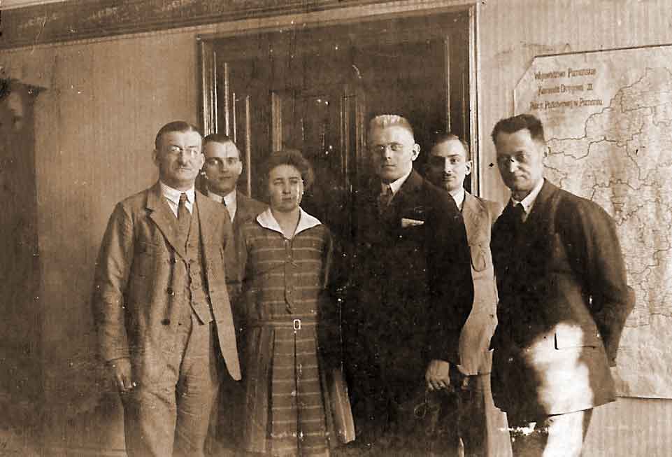luty 1929 r., pracownicy Starostwa Powiatowego we Wrześni, Tadeusz Danecki stoi trzeci od prawej, obok niego stoi jego żona Maria Danecka (z domu Jałoszyńska),
drugi od lewej stoi p. Deckert - znajomy Tadeusza i Marii Daneckich (zdjęcie udostępnił Jan Szalaty)