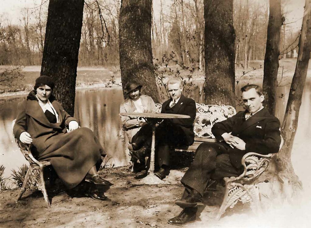 park Mycielskich, 15 kwietnia 1934 r., Tadeusz i Maria Daneccy siedzą na środkowej ławce, obok siedzi p. Deckert - znajomy Tadeusza i Marii Daneckich (zdjęcie udostępnił Jan Szalaty)