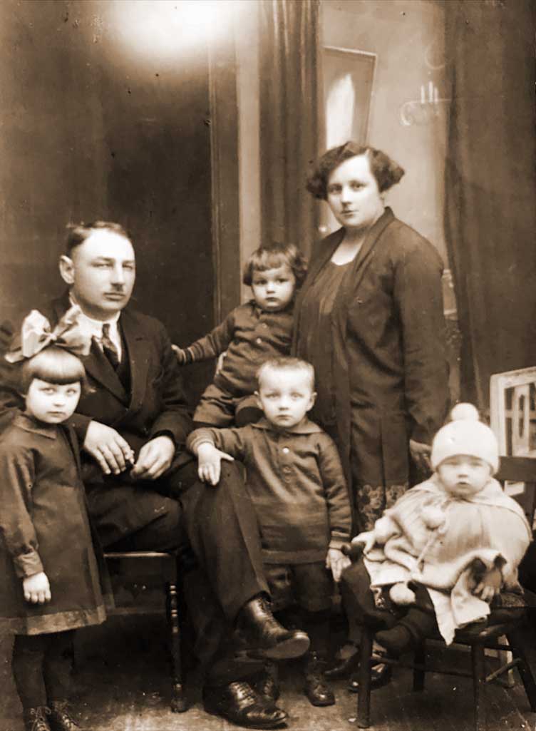 Adam Śmigielski z żoną Jadwigą i ich dziećmi (zdjęcie udostępniła Małgorzata Przybysz-Mańka)
