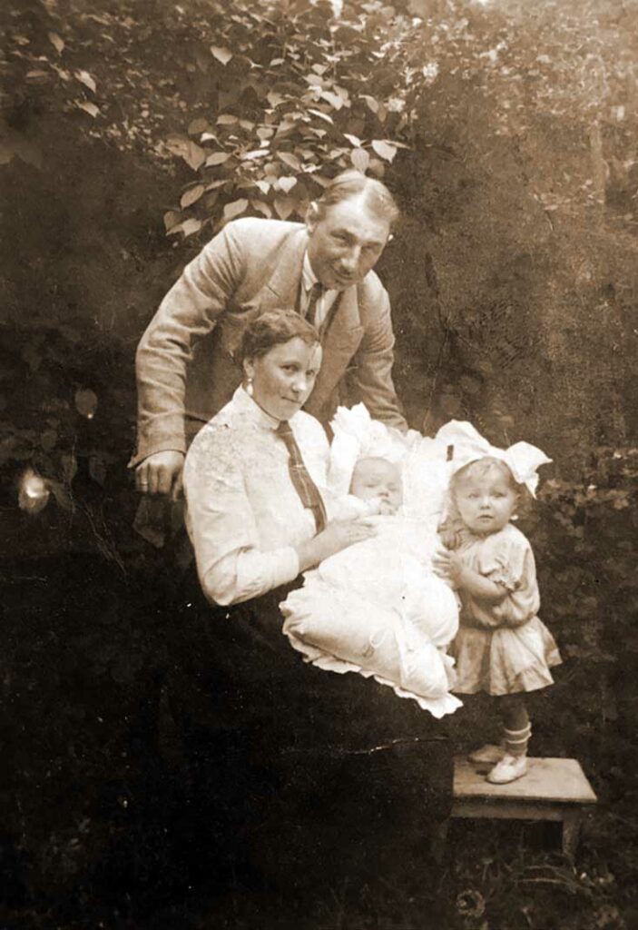Adam Śmigielski z żoną Jadwigą i ich dziećmi (zdjęcie udostępniła Małgorzata Przybysz-Mańka)