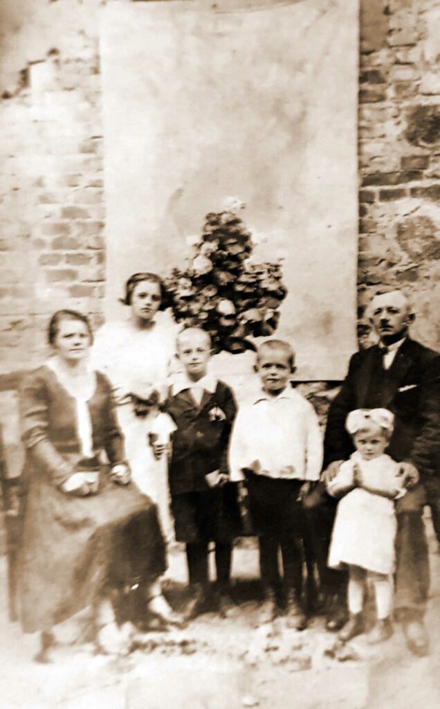 Antoni Madaj z żoną Genowefą i dziećmi: Ireną, Janem, Zdzisławem i Antoniną (zdjęcie udostępniła Marzena Okuszko) 