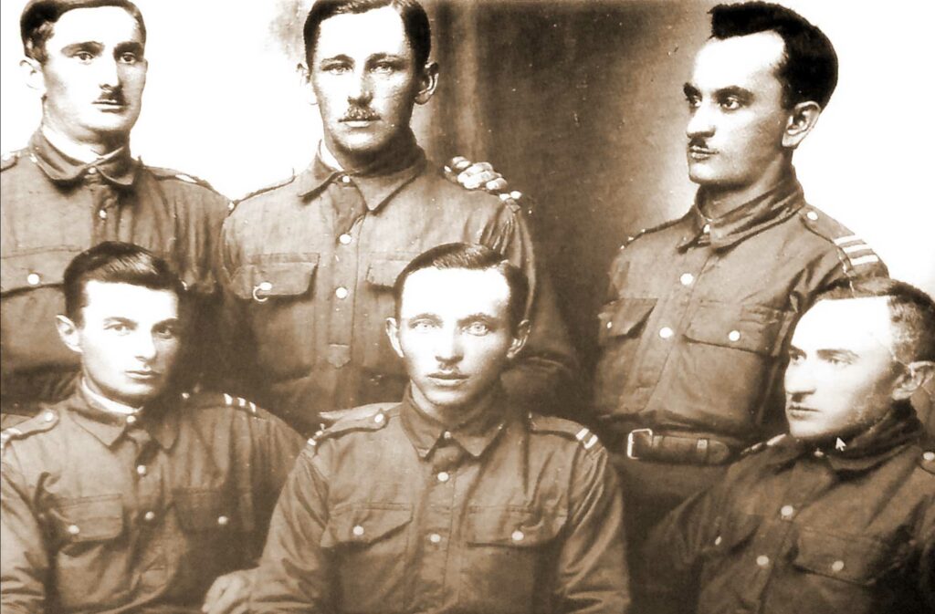 Wojciech Jóźwiak - stoi w środku - Gniezno, 19.01.1919 r. (zdjęcie udostępniła Kornelia Izydor)