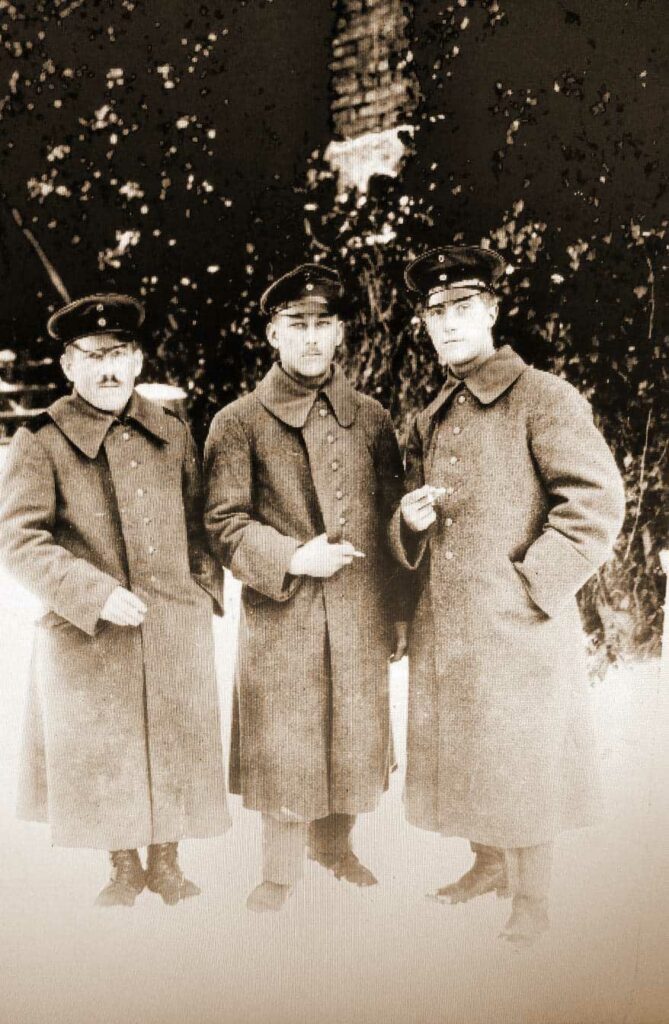Wojciech Jóźwiak - stoi w środku - Origny (Francja), 29.12.1917 r. (zdjęcie udostępniła Kornelia Izydor)