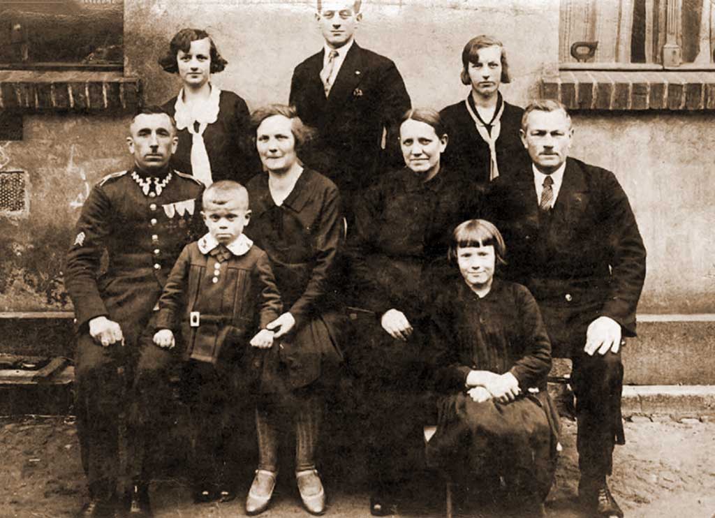 Andrzej Kałążny (siedzi po prawej) z rodziną - zdjęcie udostępnił Hieronim Pawelec