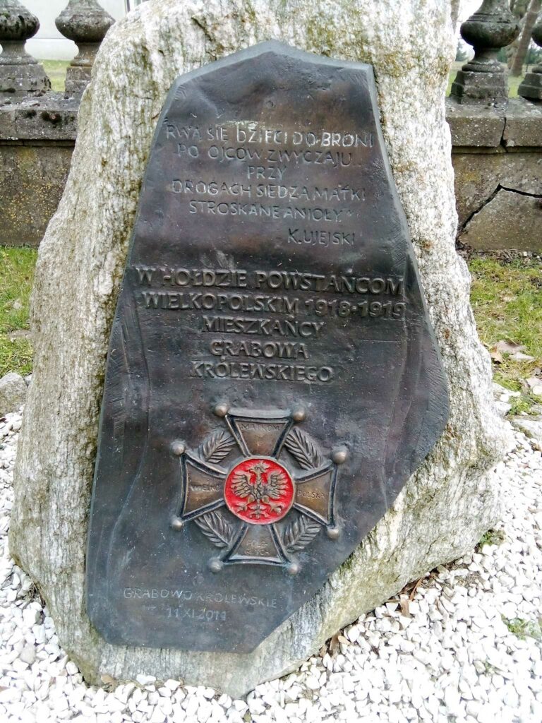 Grabowo Królewskie - obelisk upamiętniający Powstańców Wielkopolskich (teren przykościelny)