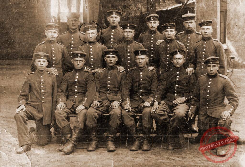 Franciszek Koska (w górnym rzędzie trzeci od lewej) - zdjęcie udostępniła Danuta Chrzanowska