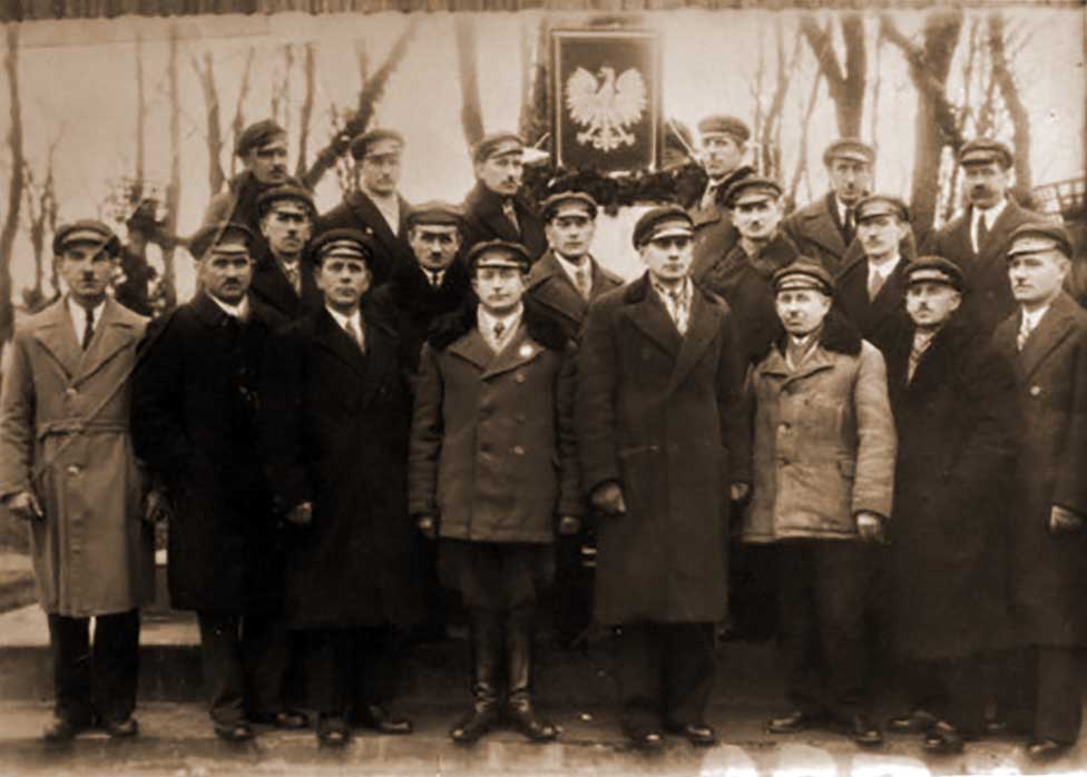Jan Tłoczek - członkowie POW (Jan Tłoczek najwyższy w środku)