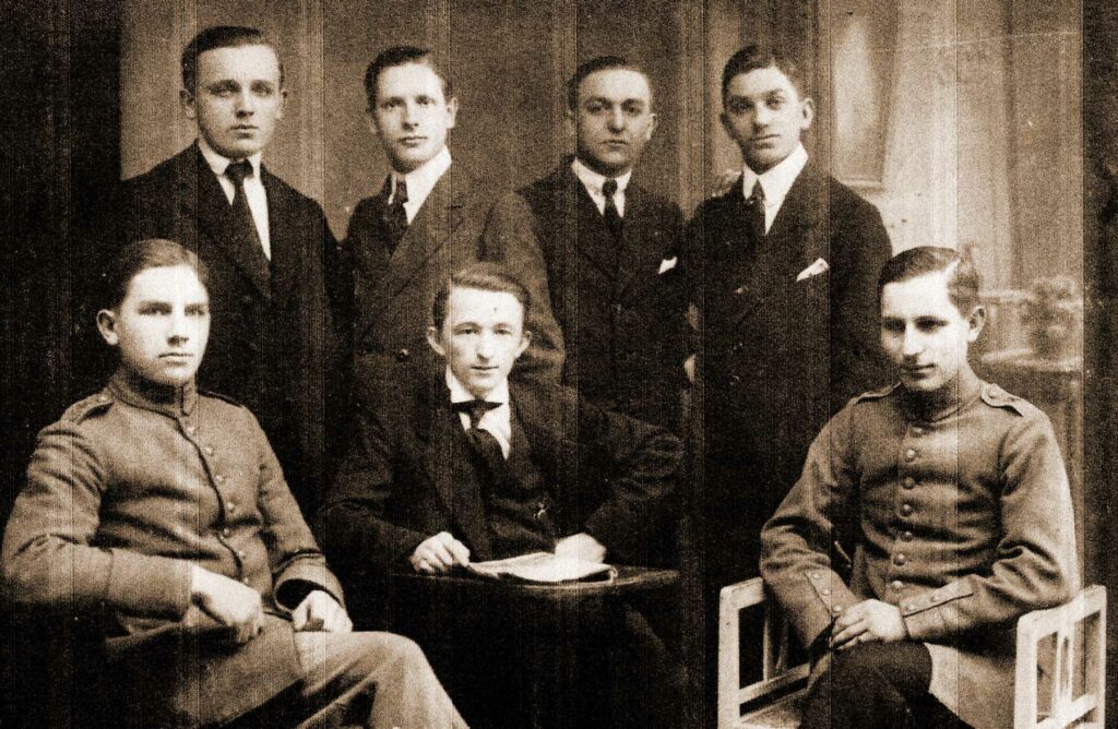 Antoni Frydrychowicz
 - pierwszy z lewej (ze zbiorów rodzinnych p. Smodlibowskich)