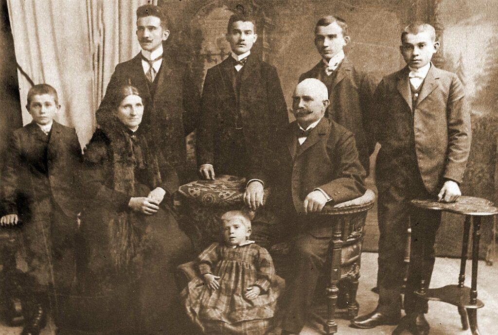 Rodzina Trawińskich: w górnym rzędzie od lewej: Józef (powstaniec wielkopolski), Franciszek (zginął podczas I wojny światowej), Edmund (powstaniec wielkopolski), w dolnym rzędzie od lewej: Stanisław (powstaniec wielkopolski), Rozalia z d. Kaczmarek (matka), Stefan (ojciec), u dołu: Edward (zmarł w 1922 r)