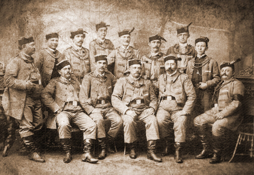 Jerzy Smodlibowski - siedzi drugi od lewej (zdjęcie udostępnili p. Smodlibowscy)