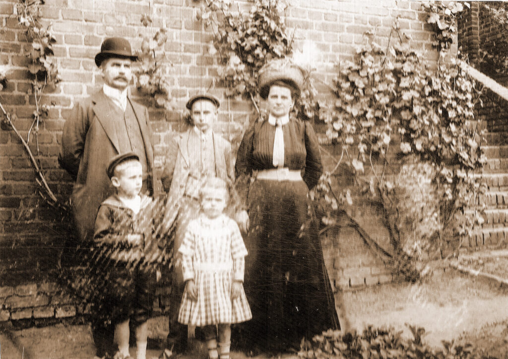 Stanisław Smodlibowski z żoną i dziećmi  (zdjęcie udostępnili p. Smodlibowscy)
