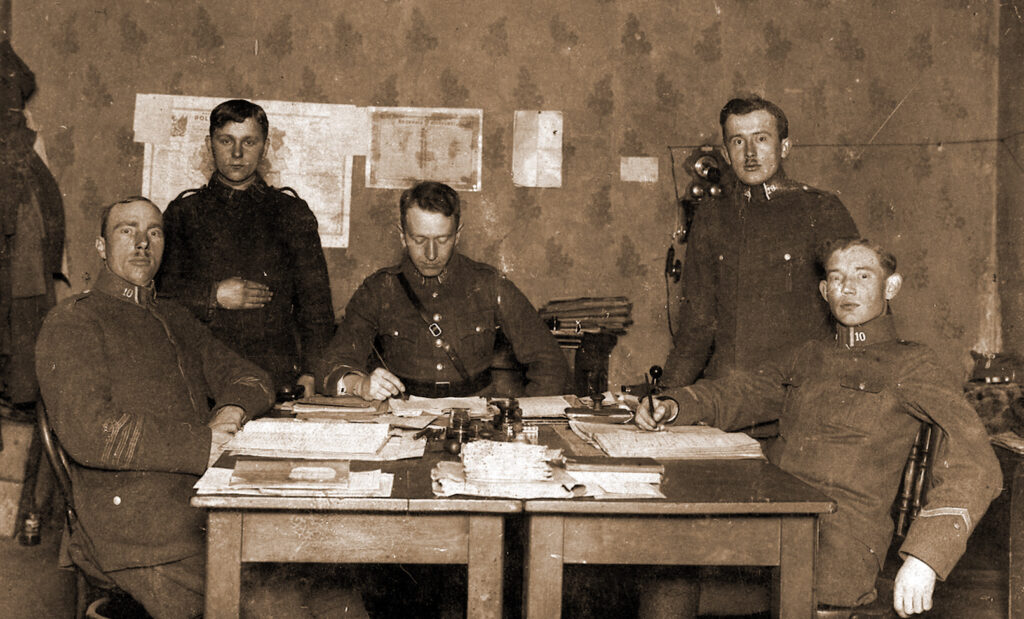 Jan Ciaciuch (siedzi w środku)