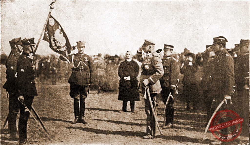 Jerzy Dzwonkowski - Józef Piłsudski dekoruje Orderem Virtuti Militari sztandar 15 Pułku. Na prawo od sztandaru stoi adiutant pułku Jerzy Dzwonkowski